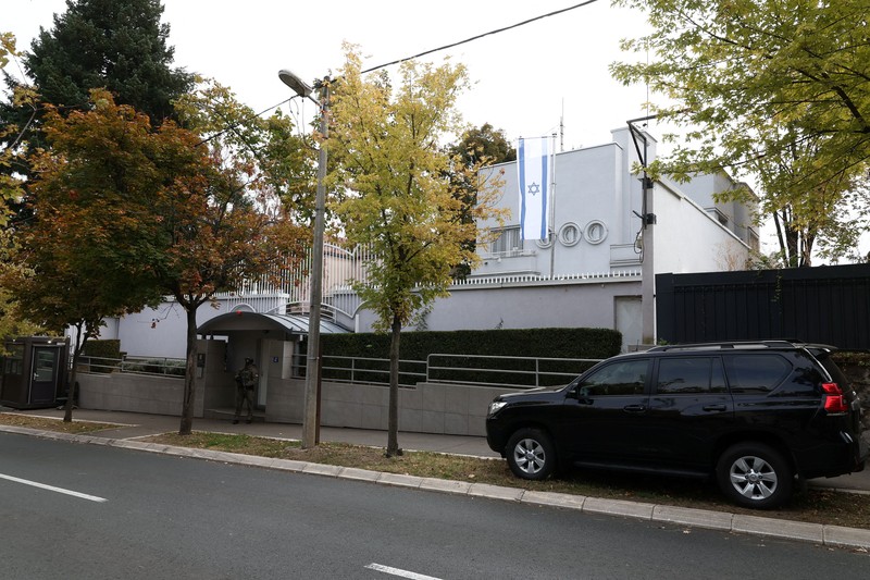 Kepolisian Serbia menembak mati seorang pelaku penyerangan di luar Kedutaan Besar Israel di ibu kota Belgrade, Rabu (28/10/2026). (via REUTERS/SERBIAN INTERIOR MINISTRY)