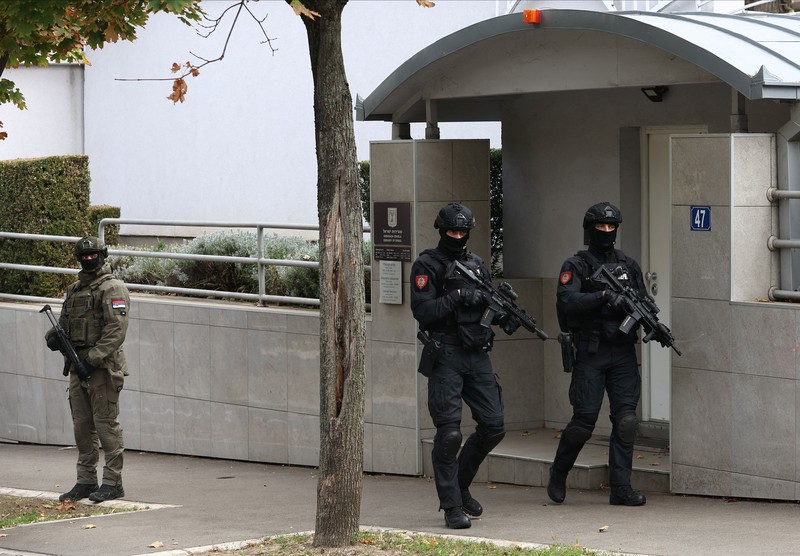 Kepolisian Serbia menembak mati seorang pelaku penyerangan di luar Kedutaan Besar Israel di ibu kota Belgrade, Rabu (28/10/2026). (via REUTERS/SERBIAN INTERIOR MINISTRY)