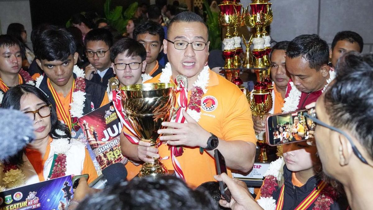 Ilustrasi berita Olahraga: Jakarta Juara Lagi, Ketua Percasi DKI Kenneth Bawa Pulang Trofi Kejurnas Catur 2026