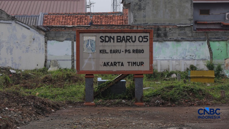 Kondisi bangunan Sekolah Dasar Negeri (SDN) Baru 05 yang telah dibongkar sejak 2023 di Pasar Rebo, Jakarta Timur, Kamis (29/10/2026).  (CNBC Indonesia/Faisal Rahman)