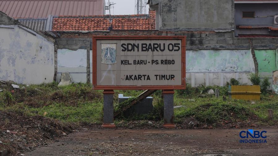 Kondisi bangunan Sekolah Dasar Negeri (SDN) Baru 05 yang telah dibongkar sejak 2023 di Pasar Rebo, Jakarta Timur, Kamis (29/10/2026).  (CNBC Indonesia/Faisal Rahman)