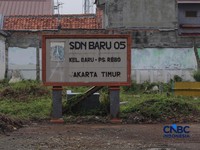 Kondisi bangunan Sekolah Dasar Negeri (SDN) Baru 05 yang telah dibongkar sejak 2023 di Pasar Rebo, Jakarta Timur, Kamis (29/10/2026).  (CNBC Indonesia/Faisal Rahman)