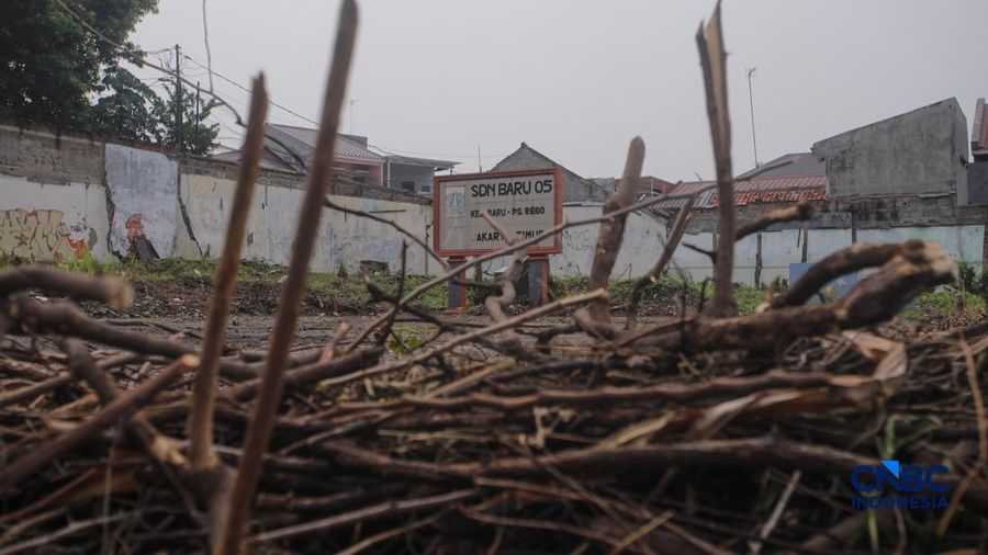 Kondisi bangunan Sekolah Dasar Negeri (SDN) Baru 05 yang telah dibongkar sejak 2023 di Pasar Rebo, Jakarta Timur, Kamis (29/10/2026).  (CNBC Indonesia/Faisal Rahman)