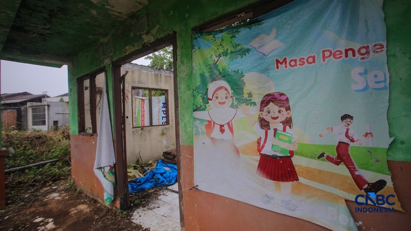 Kondisi bangunan Sekolah Dasar Negeri (SDN) Baru 05 yang telah dibongkar sejak 2023 di Pasar Rebo, Jakarta Timur, Kamis (29/10/2026).  (CNBC Indonesia/Faisal Rahman)