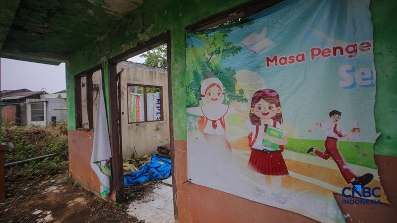 Kondisi bangunan Sekolah Dasar Negeri (SDN) Baru 05 yang telah dibongkar sejak 2023 di Pasar Rebo, Jakarta Timur, Kamis (29/10/2026).  (CNBC Indonesia/Faisal Rahman)