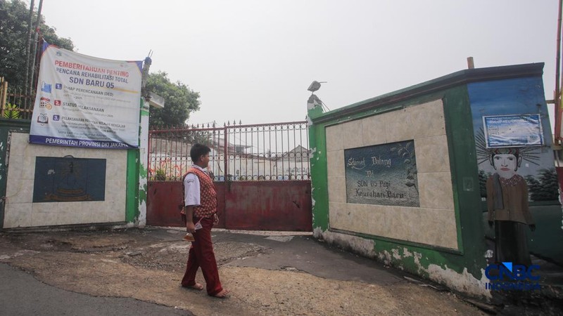 Kondisi bangunan Sekolah Dasar Negeri (SDN) Baru 05 yang telah dibongkar sejak 2023 di Pasar Rebo, Jakarta Timur, Kamis (29/10/2026).  (CNBC Indonesia/Faisal Rahman)