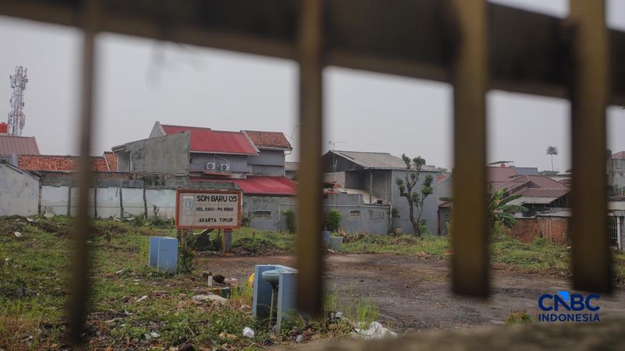 Kondisi bangunan Sekolah Dasar Negeri (SDN) Baru 05 yang telah dibongkar sejak 2023 di Pasar Rebo, Jakarta Timur, Kamis (29/10/2026). (CNBC Indonesia/Faisal Rahman)