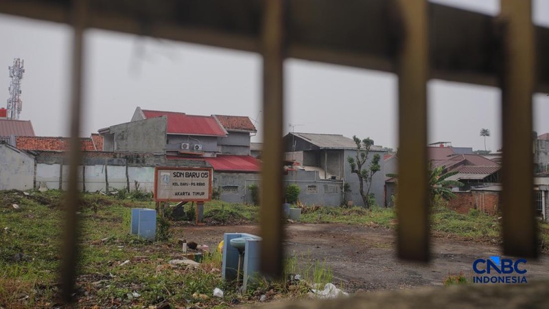 Kondisi bangunan Sekolah Dasar Negeri (SDN) Baru 05 yang telah dibongkar sejak 2023 di Pasar Rebo, Jakarta Timur, Kamis (29/10/2026). (CNBC Indonesia/Faisal Rahman)