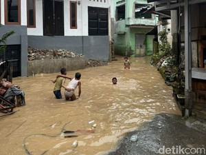 Warga Kampung Aur Medan Tak Mengungsi Meski Rumah Terendam Banjir