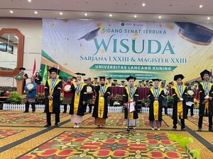 Tangis Pecah saat 10 Mahasiswa Disabilitas Lulus Sarjana di Riau