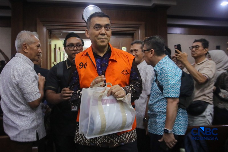 Mantan Wakil Menteri Imigrasi dan Pemasyarakatan (Imipas), Silmy Karim saat menjalani sidang pembacaan surat dakwaan terkait kasus dugaan pemerasan pengurusan izin tinggal Warga Negara Asing (WNA) di Pengadilan Tipikor, Jakarta, Kamis (28/10/2026). (CNBC Indonesia/Faisal Rahman)