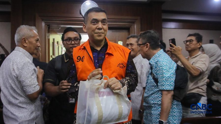 Mantan Wakil Menteri Imigrasi dan Pemasyarakatan (Imipas), Silmy Karim saat menjalani sidang pembacaan surat dakwaan terkait kasus dugaan pemerasan pengurusan izin tinggal Warga Negara Asing (WNA) di Pengadilan Tipikor, Jakarta, Kamis (28/10/2026).
