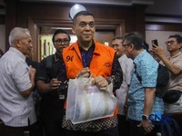 Mantan Wakil Menteri Imigrasi dan Pemasyarakatan (Imipas), Silmy Karim saat menjalani sidang pembacaan surat dakwaan terkait kasus dugaan pemerasan pengurusan izin tinggal Warga Negara Asing (WNA) di Pengadilan Tipikor, Jakarta, Kamis (28/10/2026).(C