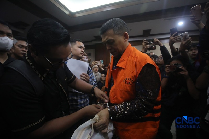 Mantan Wakil Menteri Imigrasi dan Pemasyarakatan (Imipas), Silmy Karim saat menjalani sidang pembacaan surat dakwaan terkait kasus dugaan pemerasan pengurusan izin tinggal Warga Negara Asing (WNA) di Pengadilan Tipikor, Jakarta, Kamis (28/10/2026). (CNBC Indonesia/Faisal Rahman)