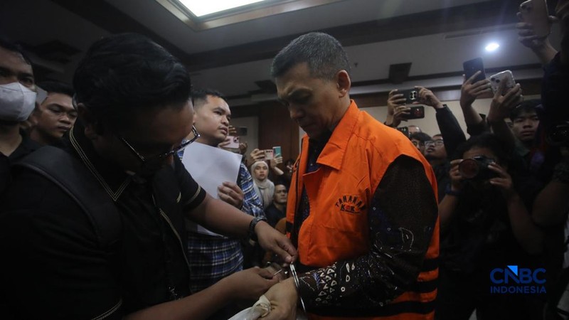 Mantan Wakil Menteri Imigrasi dan Pemasyarakatan (Imipas), Silmy Karim saat menjalani sidang pembacaan surat dakwaan terkait kasus dugaan pemerasan pengurusan izin tinggal Warga Negara Asing (WNA) di Pengadilan Tipikor, Jakarta, Kamis (28/10/2026).