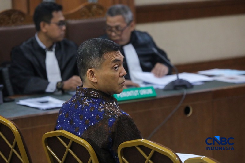 Mantan Wakil Menteri Imigrasi dan Pemasyarakatan (Imipas), Silmy Karim saat menjalani sidang pembacaan surat dakwaan terkait kasus dugaan pemerasan pengurusan izin tinggal Warga Negara Asing (WNA) di Pengadilan Tipikor, Jakarta, Kamis (28/10/2026). (CNBC Indonesia/Faisal Rahman)