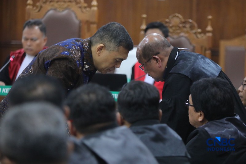 Mantan Wakil Menteri Imigrasi dan Pemasyarakatan (Imipas), Silmy Karim saat menjalani sidang pembacaan surat dakwaan terkait kasus dugaan pemerasan pengurusan izin tinggal Warga Negara Asing (WNA) di Pengadilan Tipikor, Jakarta, Kamis (28/10/2026). (CNBC Indonesia/Faisal Rahman)