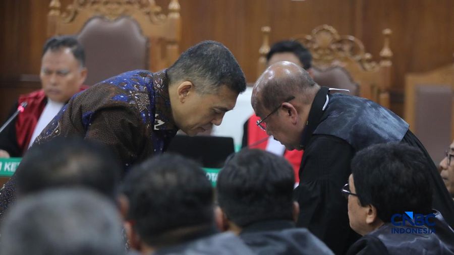 Mantan Wakil Menteri Imigrasi dan Pemasyarakatan (Imipas), Silmy Karim saat menjalani sidang pembacaan surat dakwaan terkait kasus dugaan pemerasan pengurusan izin tinggal Warga Negara Asing (WNA) di Pengadilan Tipikor, Jakarta, Kamis (28/10/2026).