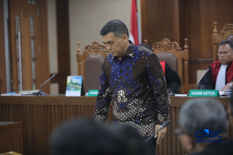 Mantan Wakil Menteri Imigrasi dan Pemasyarakatan (Imipas), Silmy Karim saat menjalani sidang pembacaan surat dakwaan terkait kasus dugaan pemerasan pengurusan izin tinggal Warga Negara Asing (WNA) di Pengadilan Tipikor, Jakarta, Kamis (28/10/2026). (CNBC Indonesia/Faisal Rahman)