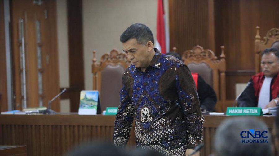 Mantan Wakil Menteri Imigrasi dan Pemasyarakatan (Imipas), Silmy Karim saat menjalani sidang pembacaan surat dakwaan terkait kasus dugaan pemerasan pengurusan izin tinggal Warga Negara Asing (WNA) di Pengadilan Tipikor, Jakarta, Kamis (28/10/2026).