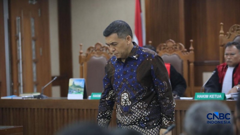 Mantan Wakil Menteri Imigrasi dan Pemasyarakatan (Imipas), Silmy Karim saat menjalani sidang pembacaan surat dakwaan terkait kasus dugaan pemerasan pengurusan izin tinggal Warga Negara Asing (WNA) di Pengadilan Tipikor, Jakarta, Kamis (28/10/2026).