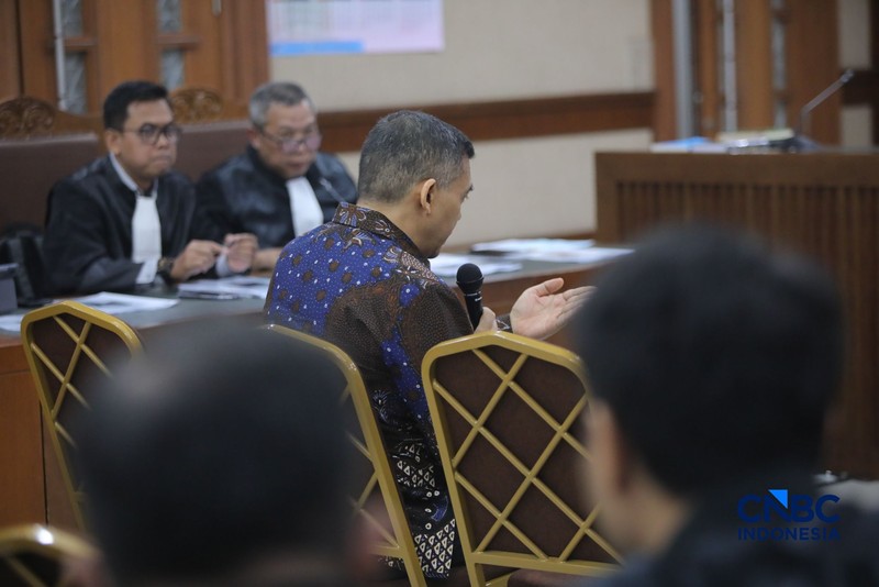 Mantan Wakil Menteri Imigrasi dan Pemasyarakatan (Imipas), Silmy Karim saat menjalani sidang pembacaan surat dakwaan terkait kasus dugaan pemerasan pengurusan izin tinggal Warga Negara Asing (WNA) di Pengadilan Tipikor, Jakarta, Kamis (28/10/2026). (CNBC Indonesia/Faisal Rahman)
