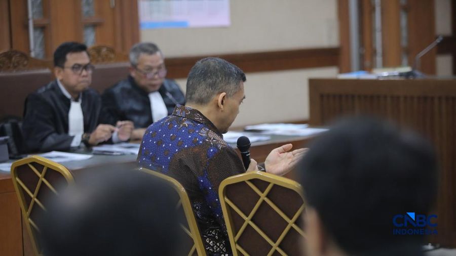 Mantan Wakil Menteri Imigrasi dan Pemasyarakatan (Imipas), Silmy Karim saat menjalani sidang pembacaan surat dakwaan terkait kasus dugaan pemerasan pengurusan izin tinggal Warga Negara Asing (WNA) di Pengadilan Tipikor, Jakarta, Kamis (28/10/2026).