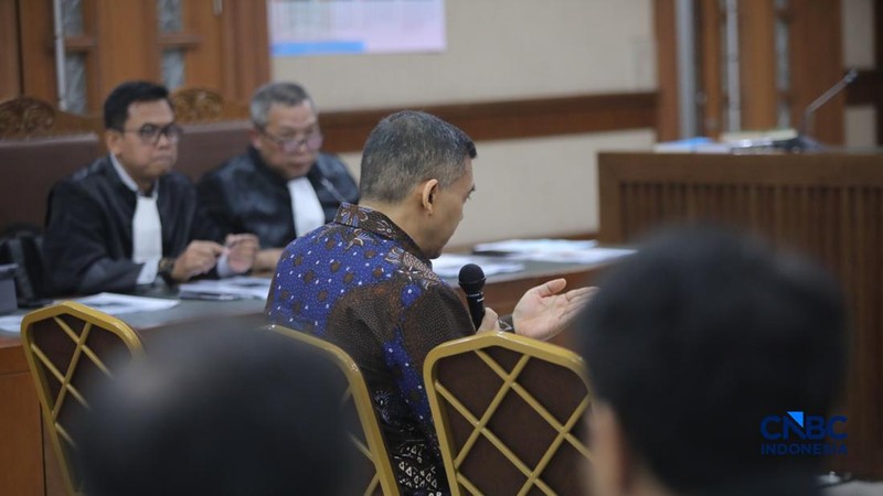Mantan Wakil Menteri Imigrasi dan Pemasyarakatan (Imipas), Silmy Karim saat menjalani sidang pembacaan surat dakwaan terkait kasus dugaan pemerasan pengurusan izin tinggal Warga Negara Asing (WNA) di Pengadilan Tipikor, Jakarta, Kamis (28/10/2026).