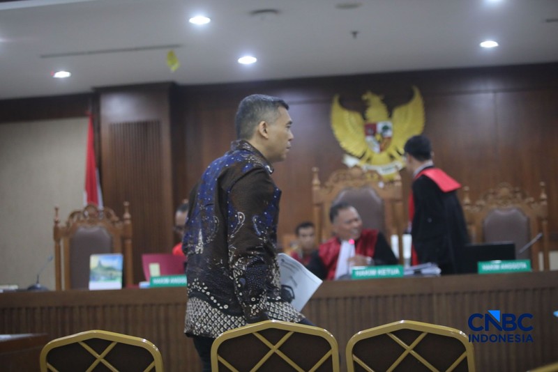 Mantan Wakil Menteri Imigrasi dan Pemasyarakatan (Imipas), Silmy Karim saat menjalani sidang pembacaan surat dakwaan terkait kasus dugaan pemerasan pengurusan izin tinggal Warga Negara Asing (WNA) di Pengadilan Tipikor, Jakarta, Kamis (28/10/2026). (CNBC Indonesia/Faisal Rahman)