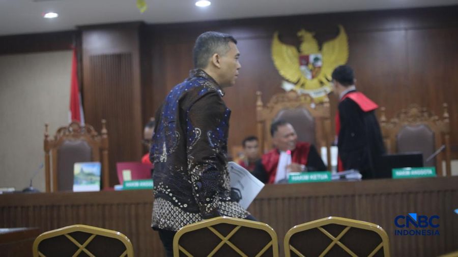 Mantan Wakil Menteri Imigrasi dan Pemasyarakatan (Imipas), Silmy Karim saat menjalani sidang pembacaan surat dakwaan terkait kasus dugaan pemerasan pengurusan izin tinggal Warga Negara Asing (WNA) di Pengadilan Tipikor, Jakarta, Kamis (28/10/2026).