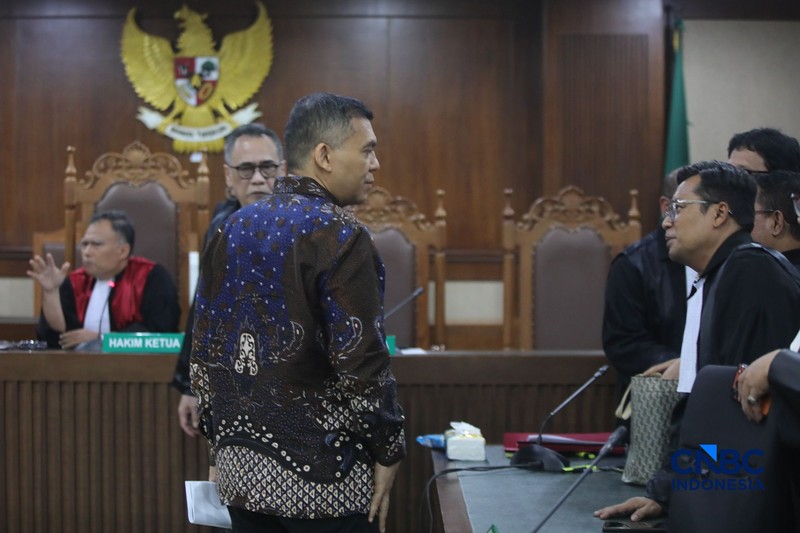 Mantan Wakil Menteri Imigrasi dan Pemasyarakatan (Imipas), Silmy Karim saat menjalani sidang pembacaan surat dakwaan terkait kasus dugaan pemerasan pengurusan izin tinggal Warga Negara Asing (WNA) di Pengadilan Tipikor, Jakarta, Kamis (28/10/2026). (CNBC Indonesia/Faisal Rahman)