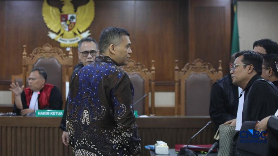 Mantan Wakil Menteri Imigrasi dan Pemasyarakatan (Imipas), Silmy Karim saat menjalani sidang pembacaan surat dakwaan terkait kasus dugaan pemerasan pengurusan izin tinggal Warga Negara Asing (WNA) di Pengadilan Tipikor, Jakarta, Kamis (28/10/2026).