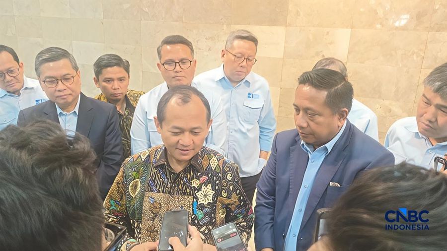 Menperin Sarmuji (kiri) bertemu dengan Ketua Himpunan Kawasan Industri (HKI) Akhmad Ma'ruf Maulana (kanan) di Kemenperin, Kamis (29/10/26). (CNBC Indonesia/Ferry Sandi)