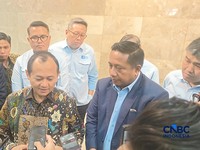 Menperin Sarmuji (kiri) bertemu dengan Ketua Himpunan Kawasan Industri (HKI) Akhmad Ma'ruf Maulana (kanan) di Kemenperin, Kamis (29/10/26). (CNBC Indonesia/Ferry Sandi)