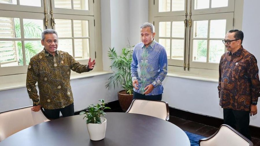 Menteri Keuangan Suahasil Nazara menerima kunjungan Menteri Luar Negeri Singapura, Vivian Balakrishnan di kantor Kementerian Keuangan di Jakarta, Kamis (29/10/2026). (Instagram/menkeuri)