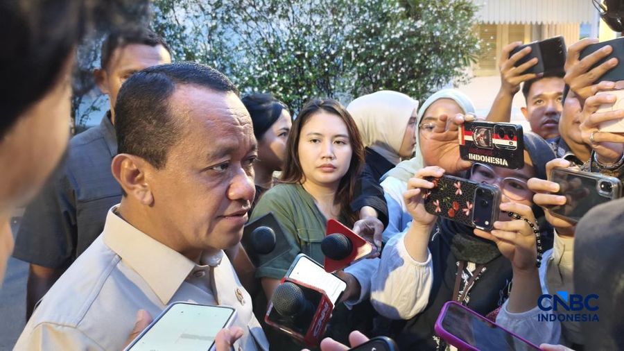 Menteri Koordinator bidang Hilirisasi dan Transisi Energi sekaligus Menteri Energi dan Sumber Daya Mineral (ESDM) Bahlil Lahadalia menyampaikan keterangan kepada awak media usai menghadiri rapat dengan Presiden Prabowo Subianto di Istana Negara, Kami
