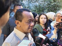 Menteri Koordinator bidang Hilirisasi dan Transisi Energi sekaligus Menteri Energi dan Sumber Daya Mineral (ESDM) Bahlil Lahadalia menyampaikan keterangan kepada awak media usai menghadiri rapat dengan Presiden Prabowo Subianto di Istana Negara, Kami