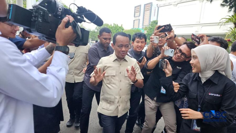 Menteri Koordinator bidang Hilirisasi dan Transisi sekaligus Menteri Energi dan Sumber Daya Mineral (ESDM) Bahlil Lahadalia merapat ke Istana Negara, Rabu (29/10/2026), sore ini. (CNBC Indonesia/Emir Yanwardhana)