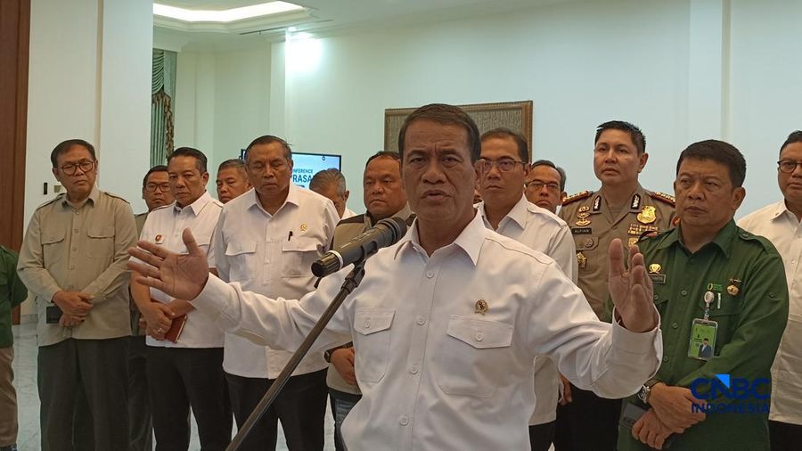 Menteri Pertanian sekaligus Kepala Bapanas Amran Sulaiman saat konferensi pers di kediaman pribadinya, Jakarta, Kamis (29/10/2026). (CNBC Indonesia/Martyasari Rizky)