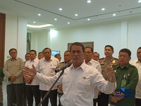 Menteri Pertanian sekaligus Kepala Bapanas Amran Sulaiman saat konferensi pers di kediaman pribadinya, Jakarta, Kamis (29/10/2026). (CNBC Indonesia/Martyasari Rizky)