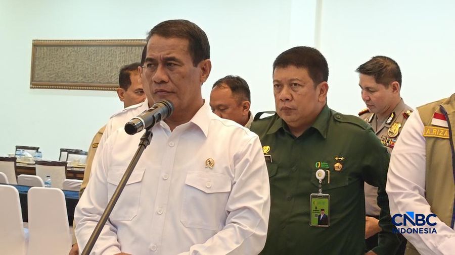 Menteri Pertanian sekaligus Kepala Bapanas Amran Sulaiman saat konferensi pers di kediaman pribadinya, Jakarta, Kamis (29/10/2026). (CNBC Indonesia/Martyasari Rizky)