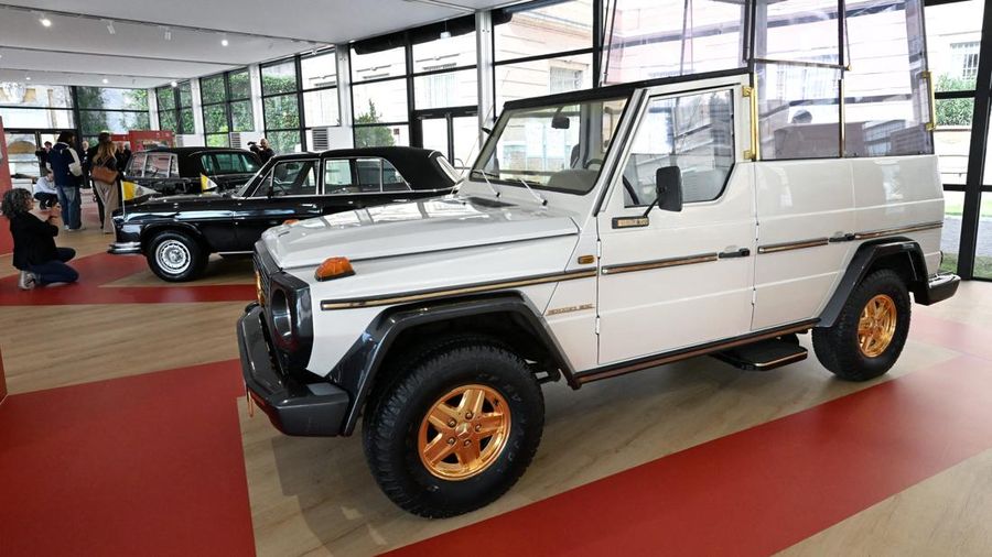 Mobil kepausan Mercedes-Benz 230 G tahun 1980 dipamerkan dalam pameran, Satu Abad Mobil Kepausan, di Vatikan pada 28 Oktober 2026, menandai seratus tahun sejak mobil Mercedes-Benz pertama dikirimkan kepada Paus Pius XI pada tahun 1930. Mercedes-Benz