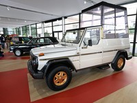 Mobil kepausan Mercedes-Benz 230 G tahun 1980 dipamerkan dalam pameran, Satu Abad Mobil Kepausan, di Vatikan pada 28 Oktober 2026, menandai seratus tahun sejak mobil Mercedes-Benz pertama dikirimkan kepada Paus Pius XI pada tahun 1930. Mercedes-Benz