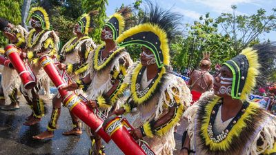 Tabuhan Tifa Meriahkan Pawai Budaya HUT ke-27 Papua Barat