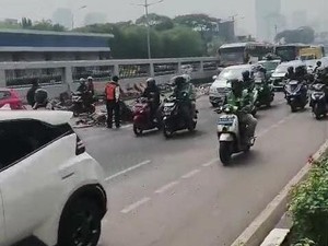 Video: Kecelakaan 2 Truk di Depan DPR, Muatan Keramik Berserakan Bikin Macet!