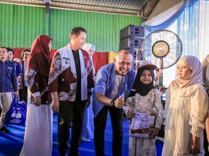 Walkot Pekanbaru Serahkan Langsung Seragam Gratis untuk Siswa SD-SMP