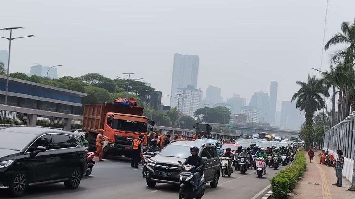 Evakuasi Tabrakan 2 Truk di Depan DPR Selesai, Lalin Kembali Normal — NadiKabar.com