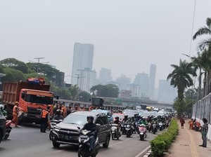 Keramik Sisa Tabrakan 2 Truk Masih Berserakan, Lalin di Depan DPR Macet