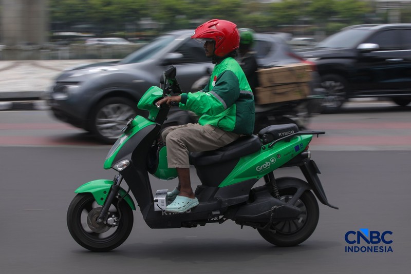 Pengemudi ojek daring (ojol) melintasi kawasan Bundaran Hotel Indonesia (HI) di Jakarta, Kamis (29/10/2026). (CNBC Indonesia/Faisal Rahman)
