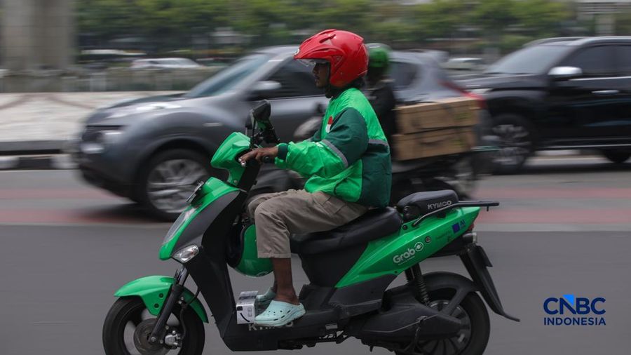Pengemudi ojek daring (ojol) melintasi kawasan Bundaran Hotel Indonesia (HI) di Jakarta, Kamis (29/10/2026).
